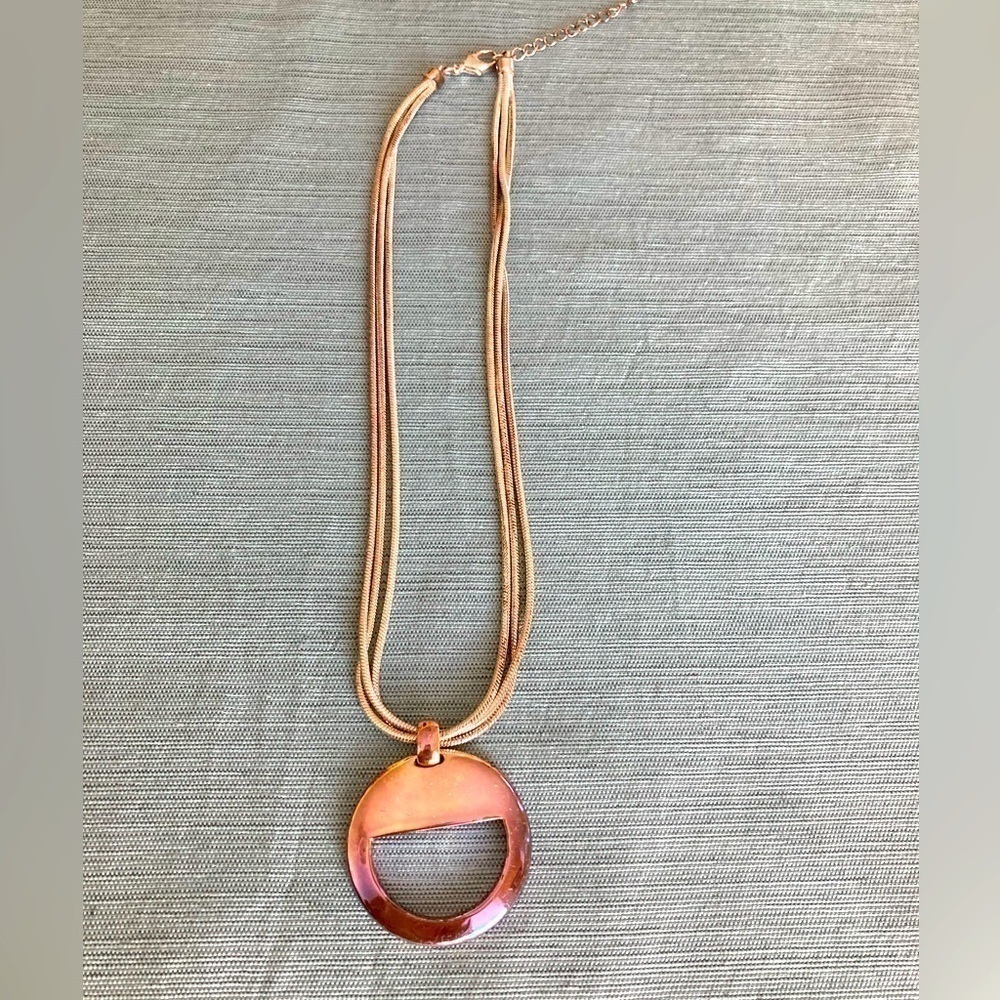 🩷 Stylish silver tone necklace for sale!